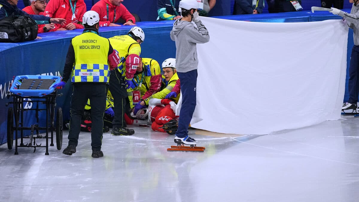 Nasty crash, skater hit in the eye by skate blade