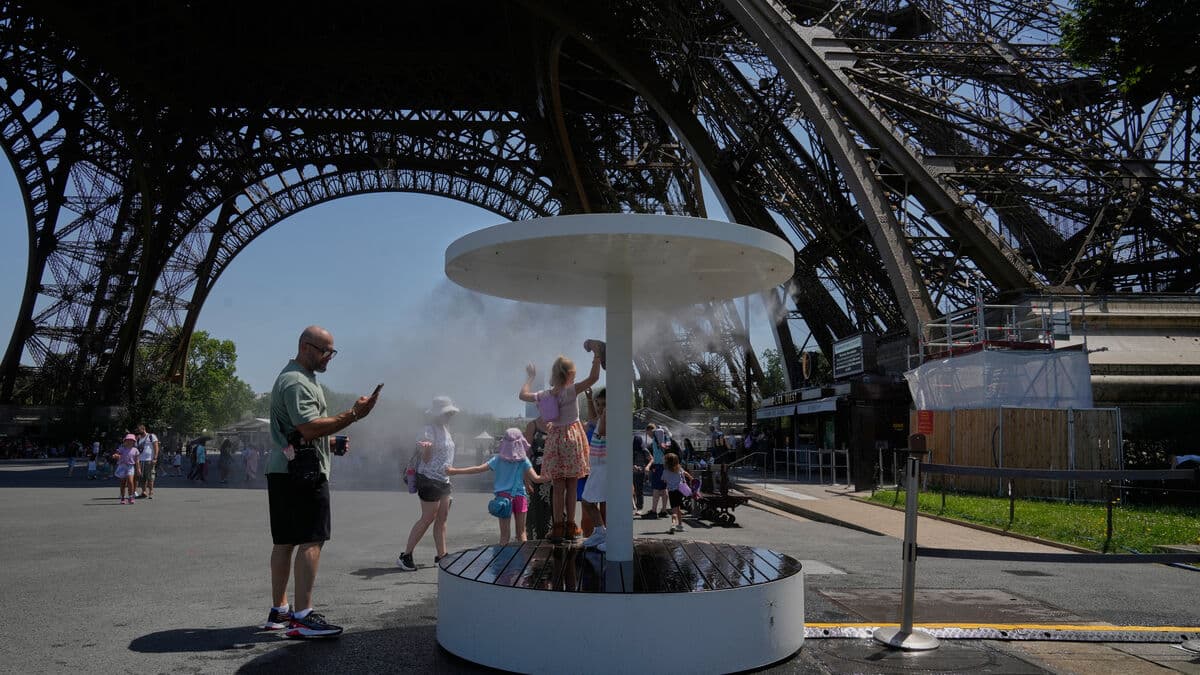 Hottest day ever recorded in France as heatwave closes Eiffel Tower and Louvre early