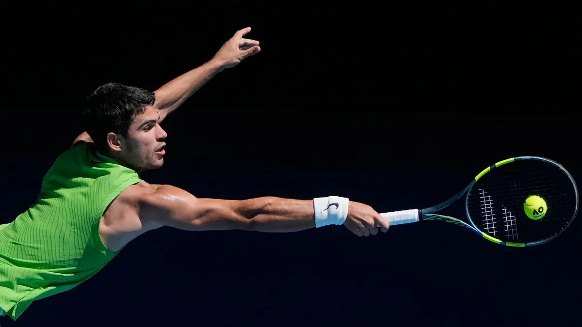 Alcaraz advances at Australian Open, wins in straight sets