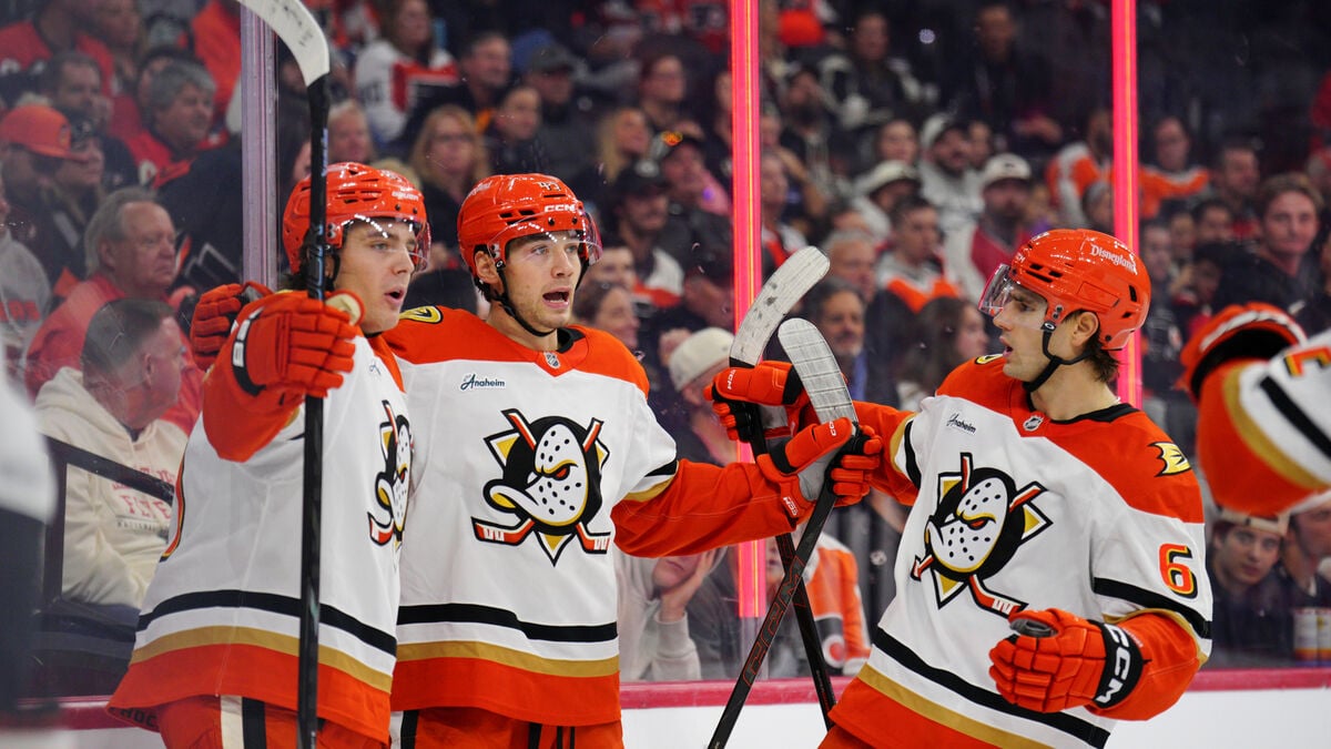 Leo Carlsson scores and sets up winner as Ducks end five-game losing streak with 5-4 win over Flyers
