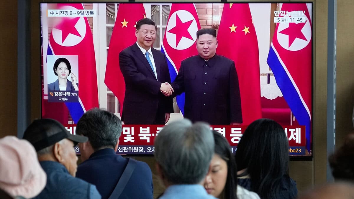 Lavish welcome for Xi in Pyongyang, North Korea