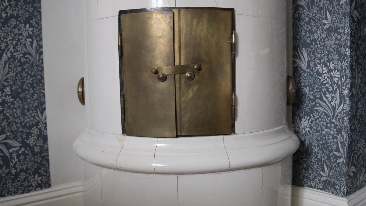 Cleaning company found skull in tiled stove