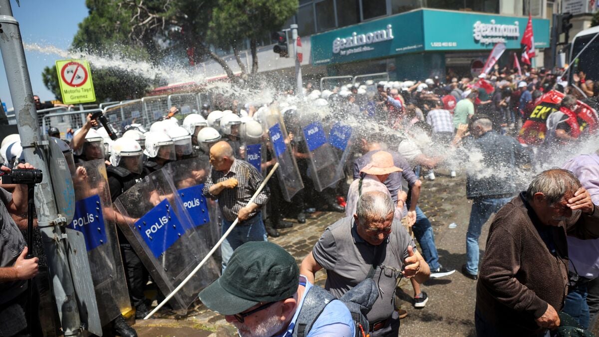 Tear gas fired at opposition protest in Izmir, Turkey