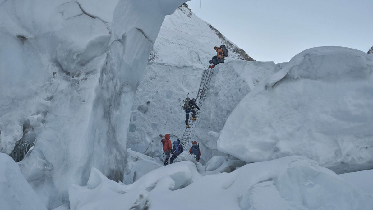 30-meter-high block of ice stops climbers on Mount Everest