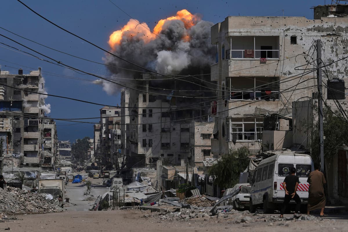 Israeli Forces Launch Air Strikes and Ground Operation in Central Gaza