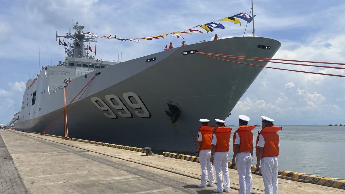 Taiwan: China's navy in threatening operations