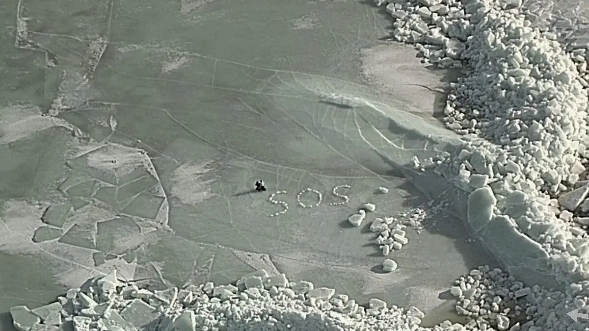 Skiers rescued from the sea - wrote SOS with ice