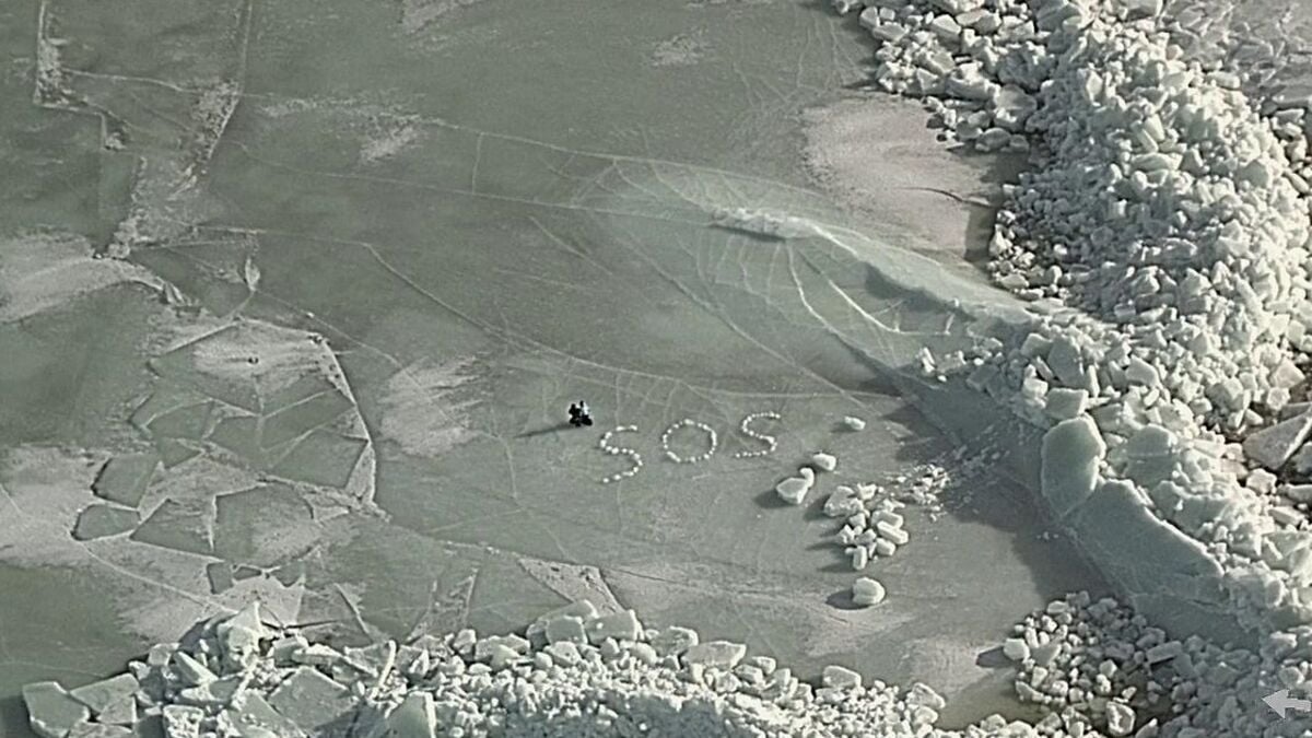 Skiers rescued from the sea - wrote SOS with ice