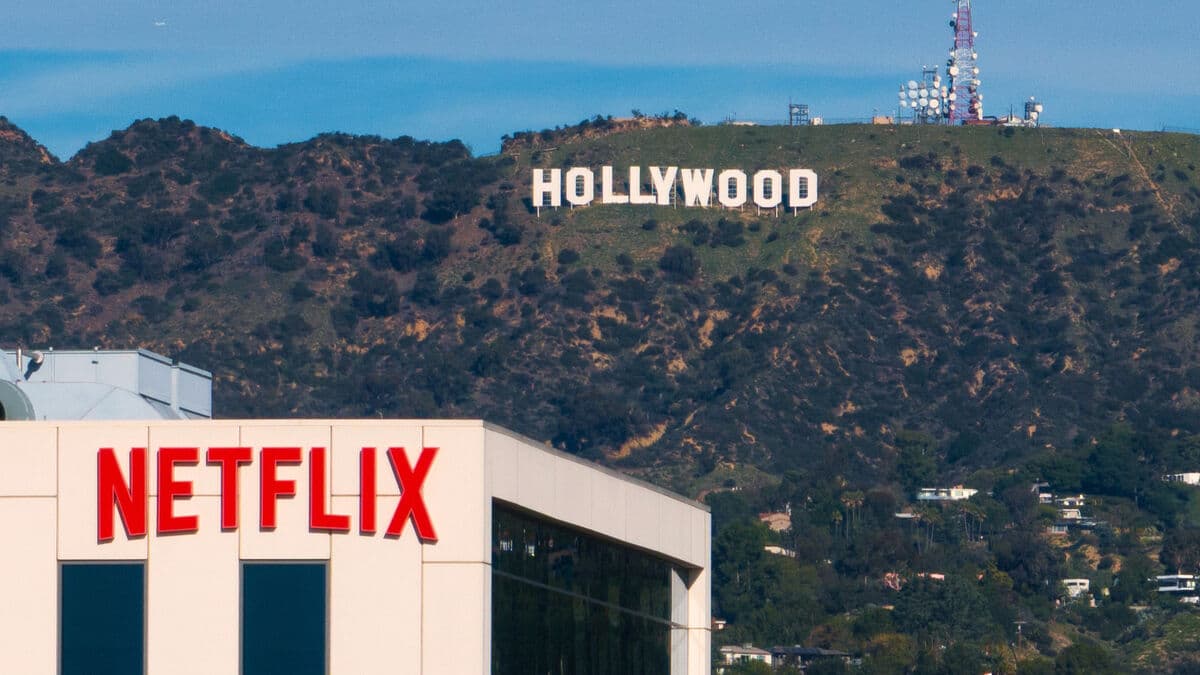 Netflix falls after report, Hastings steps down
