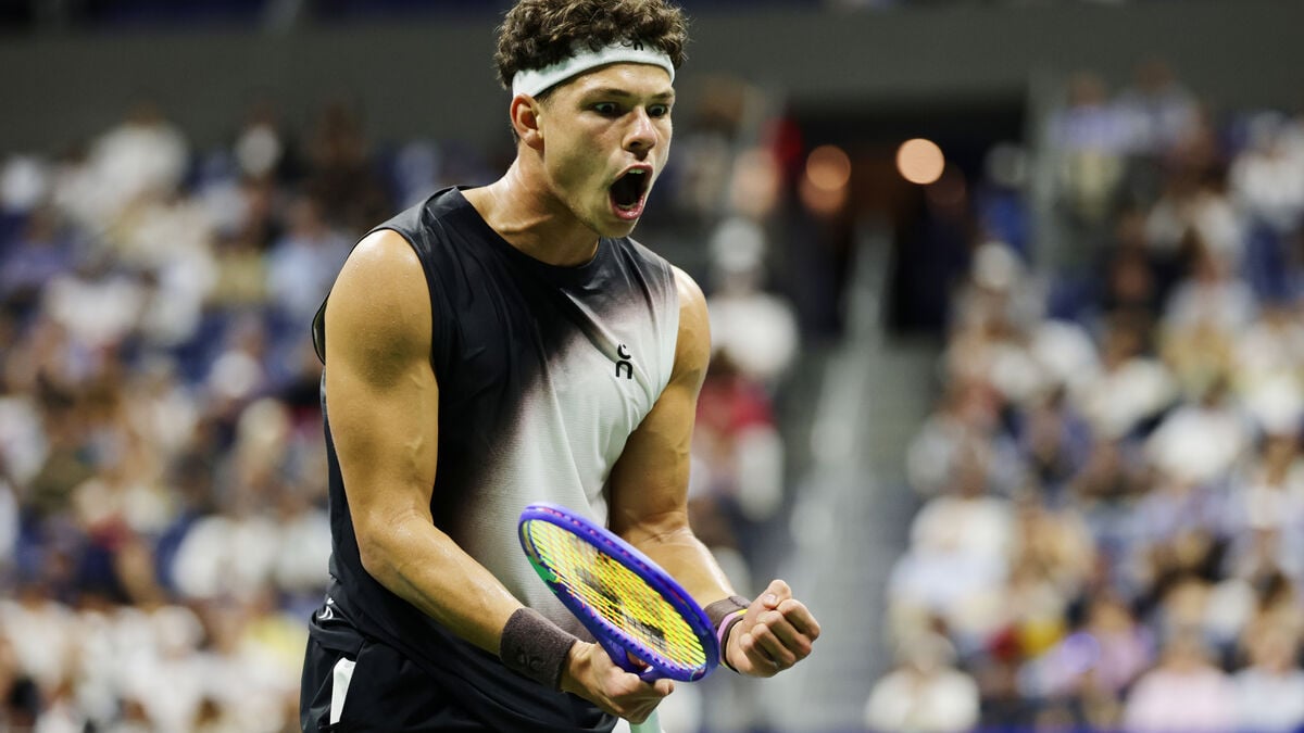 Shelton shocks Alcaraz in record-late US Open thriller to reach semifinals