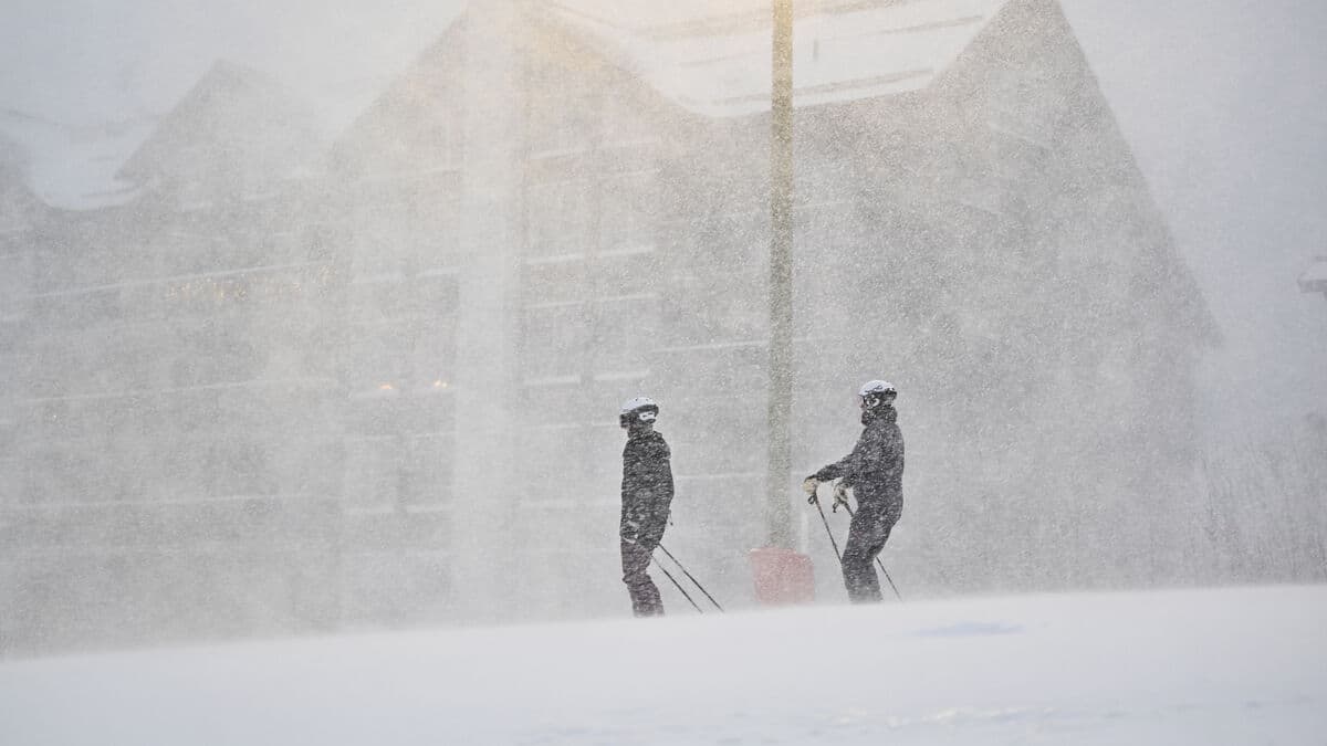 Dangerous avalanche situation in three