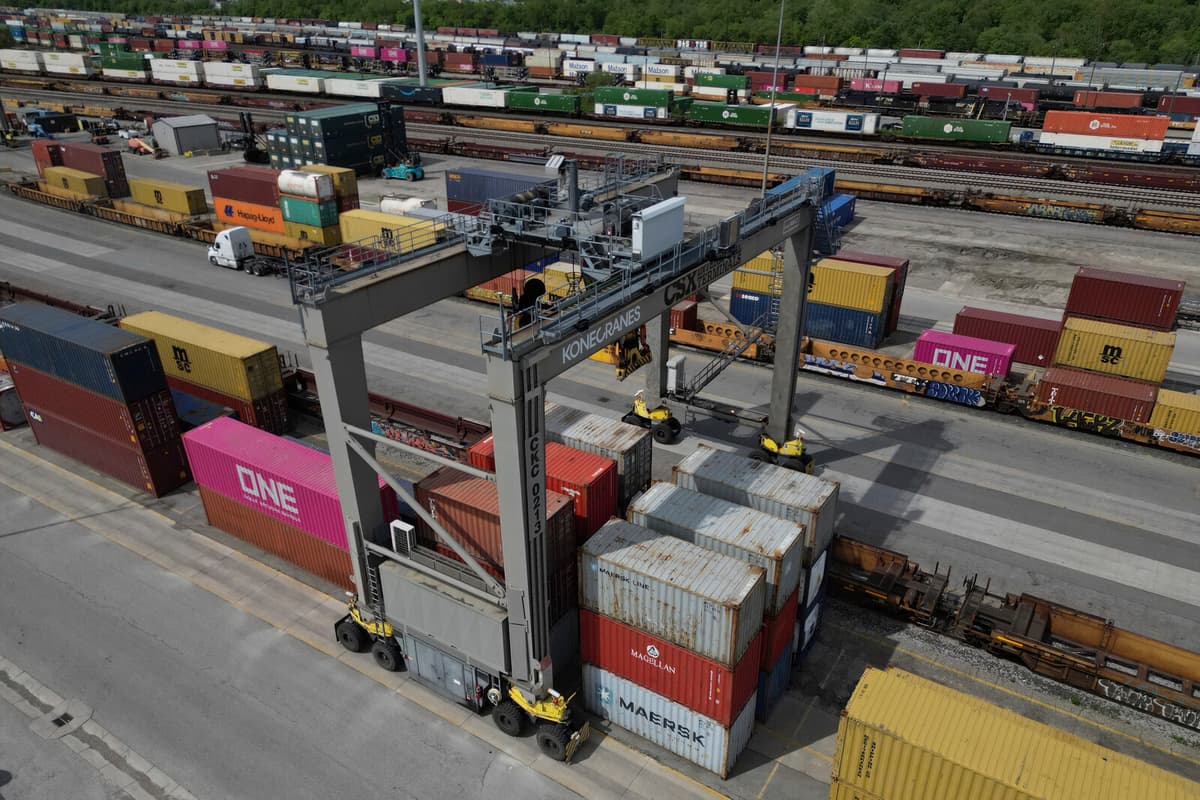 Tech Giants Rise Amid Declining US Stock Market