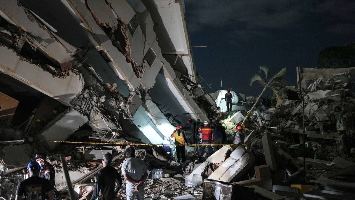 Deported Venezuelans feared buried after earthquake collapses hotel in La Guaira