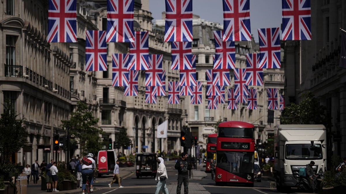 Britain's economy shrinks 0.1 percent in April after 0.3 percent growth in March