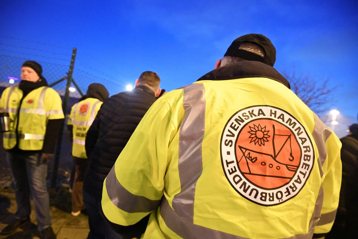 Dockworkers and Transport Unions Warn of May 21 Strike in Swedish Ports