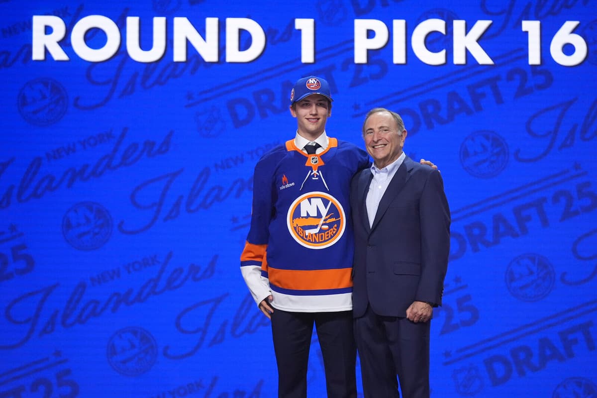 Swedish Hockey Prospect Victor Eklund Signs NHL Contract with Islanders
