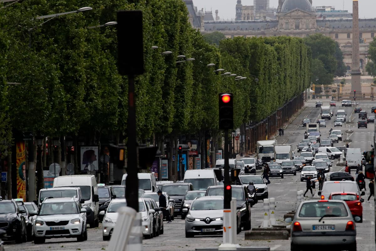Paris bans through traffic in city center