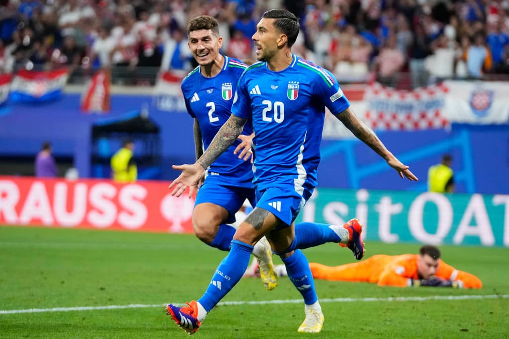 Italy advance to European Championship after 98th-minute goal