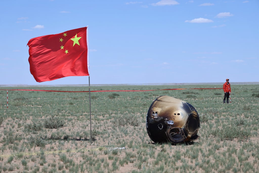 Space probe returns to Earth – loaded with moon rocks