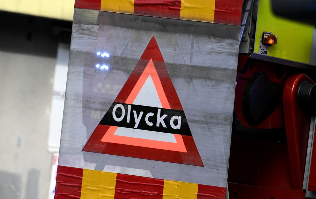 Crane truck overturns – apartments evacuated