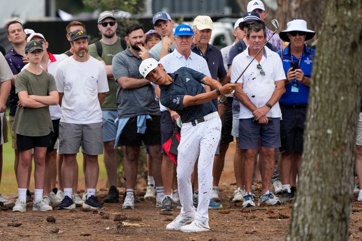 Australian golfer Jeffrey Guan hit in the face by a ball