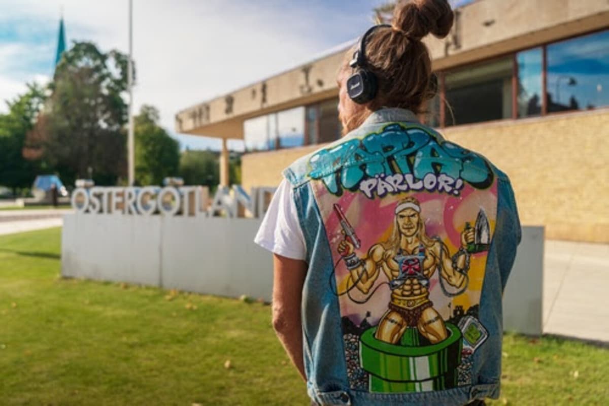 Pearl Plate Dad Gets His Own Exhibition