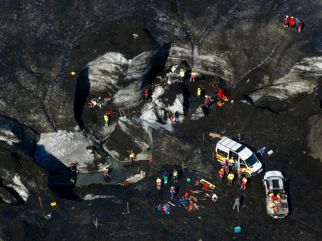 Search discontinued in ice cave – one dead