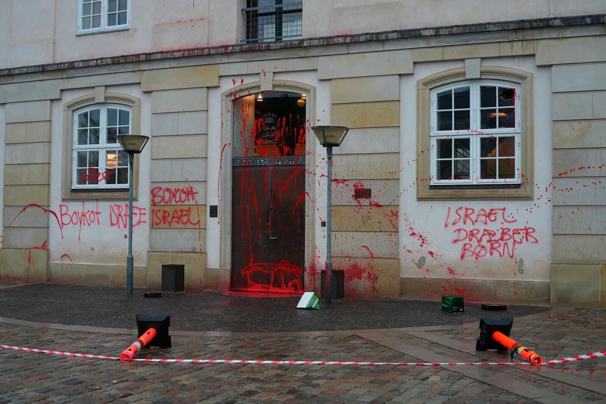 Danish Foreign Ministry Attacked with Paint - "Kills Children"