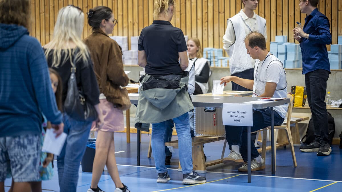 Queue Storage Three-Hour Voting Queue in Umeå Forces Polling Station to Stay Open ...