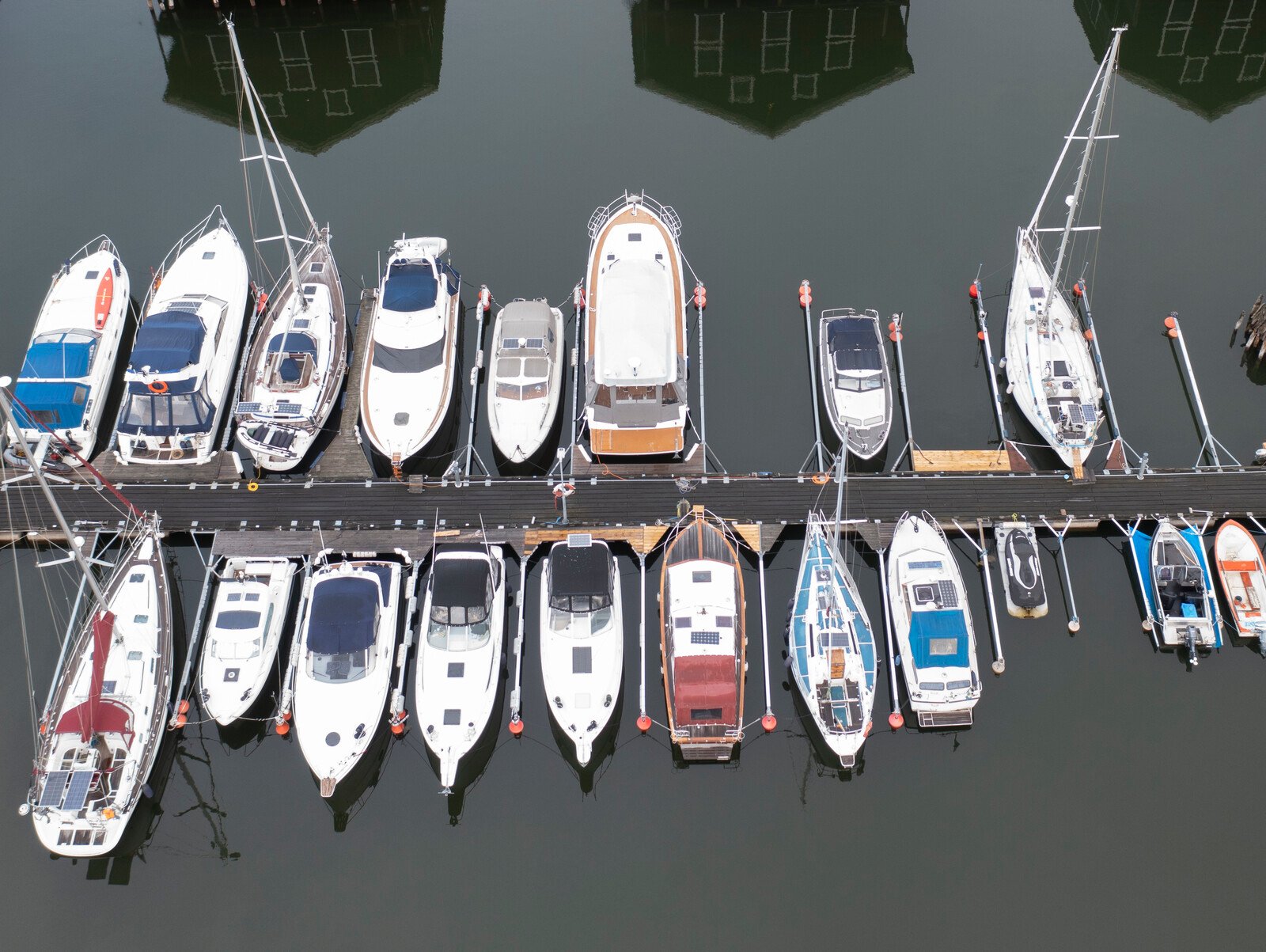 Boat Crashes Ashore at Gåshaga Marina Injuring One