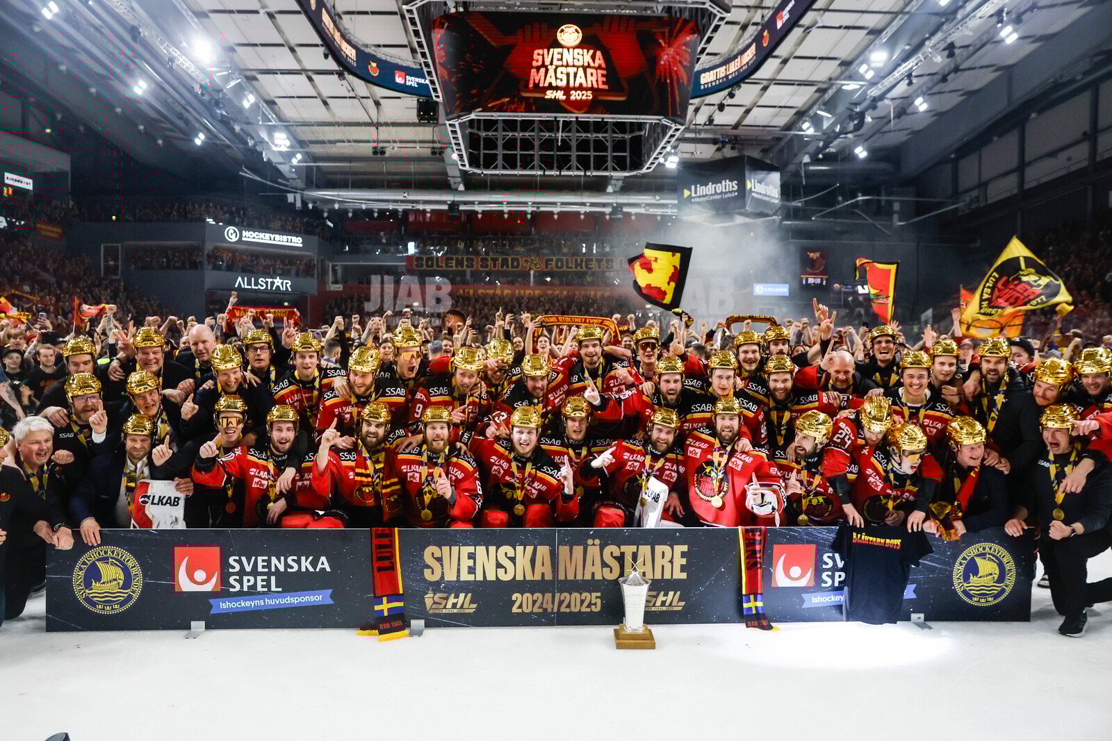 Luleå Celebrates Ice Hockey SM Gold with Fans After 29 Years