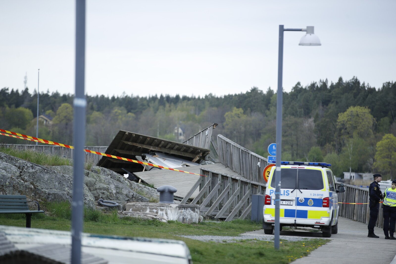 Boat Crashes Ashore at Gåshaga Marina Injuring One