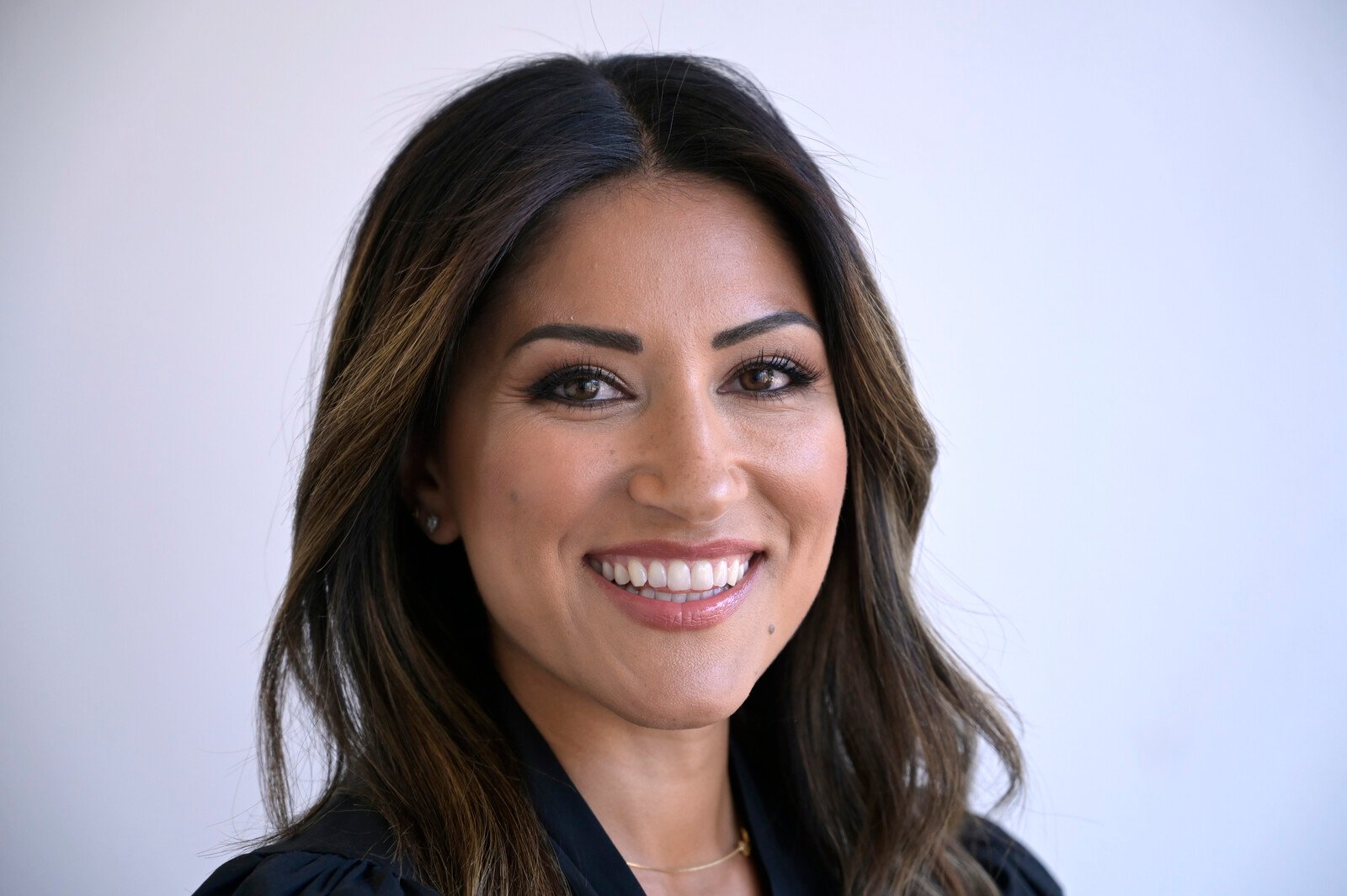 Nikki Amini Hosts New Dating Show Stranded on Honeymoon Island