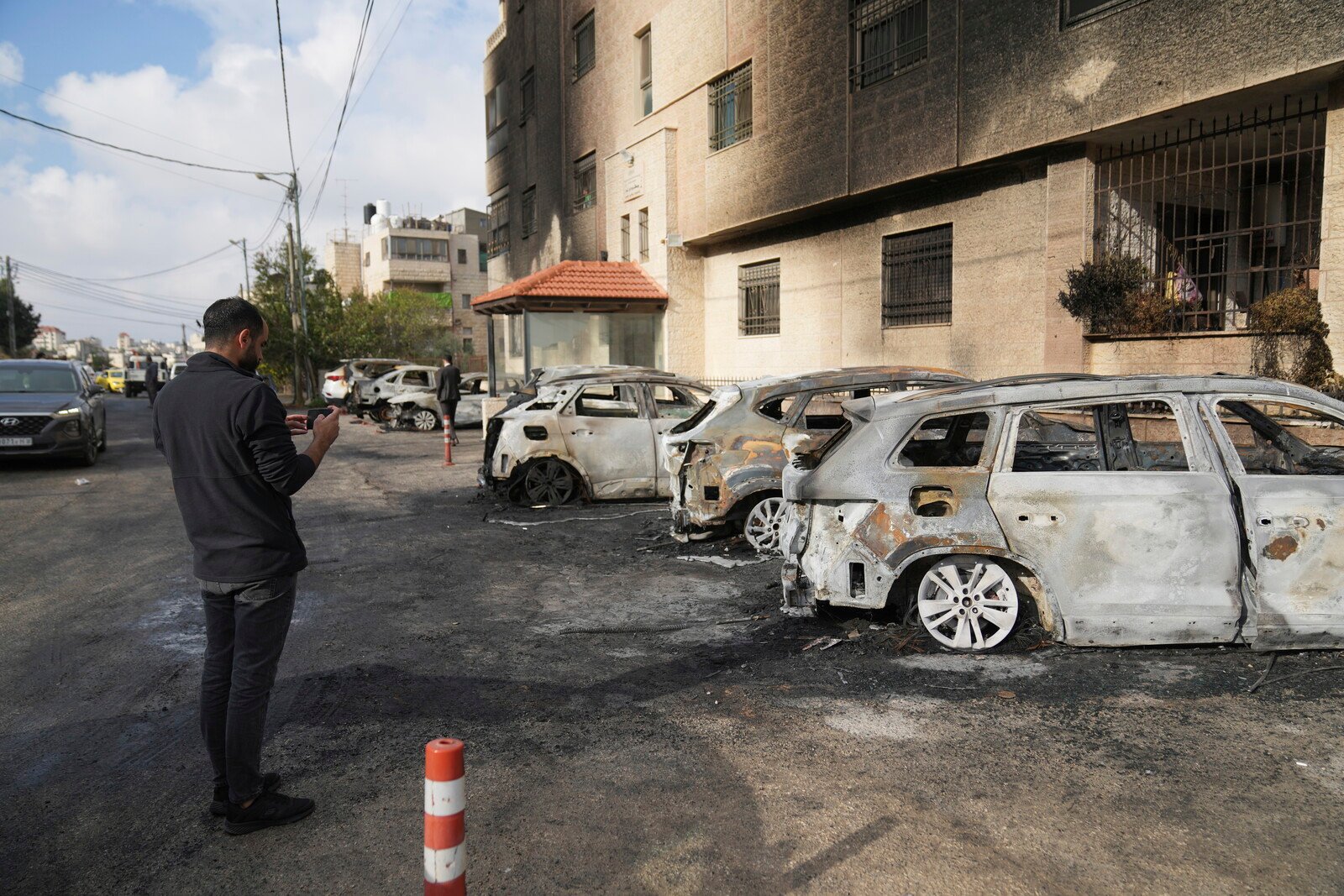 Israeli settlers set cars on fire on the West Bank