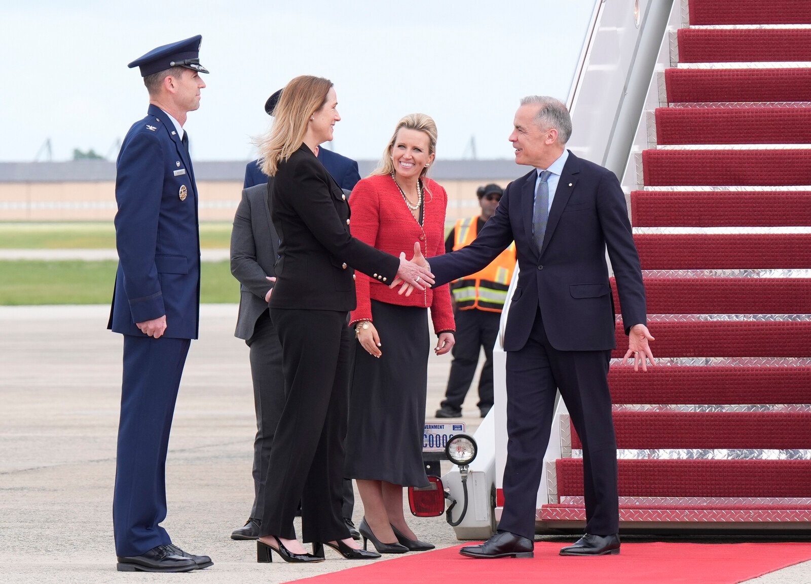Trump Hosts Canada's PM Carney Amid Tensions Over Tariffs
