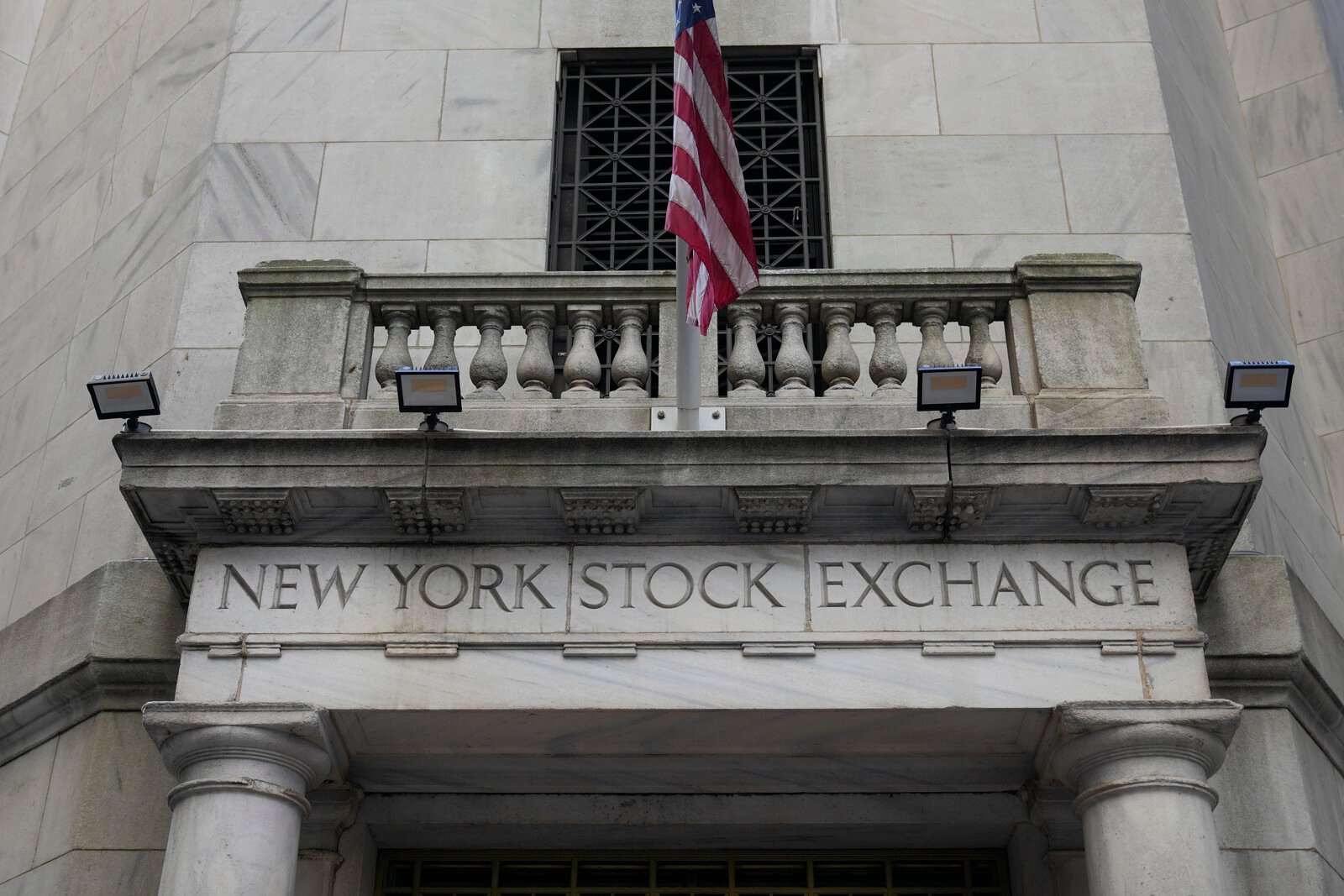 US Stock Market Rises Amid