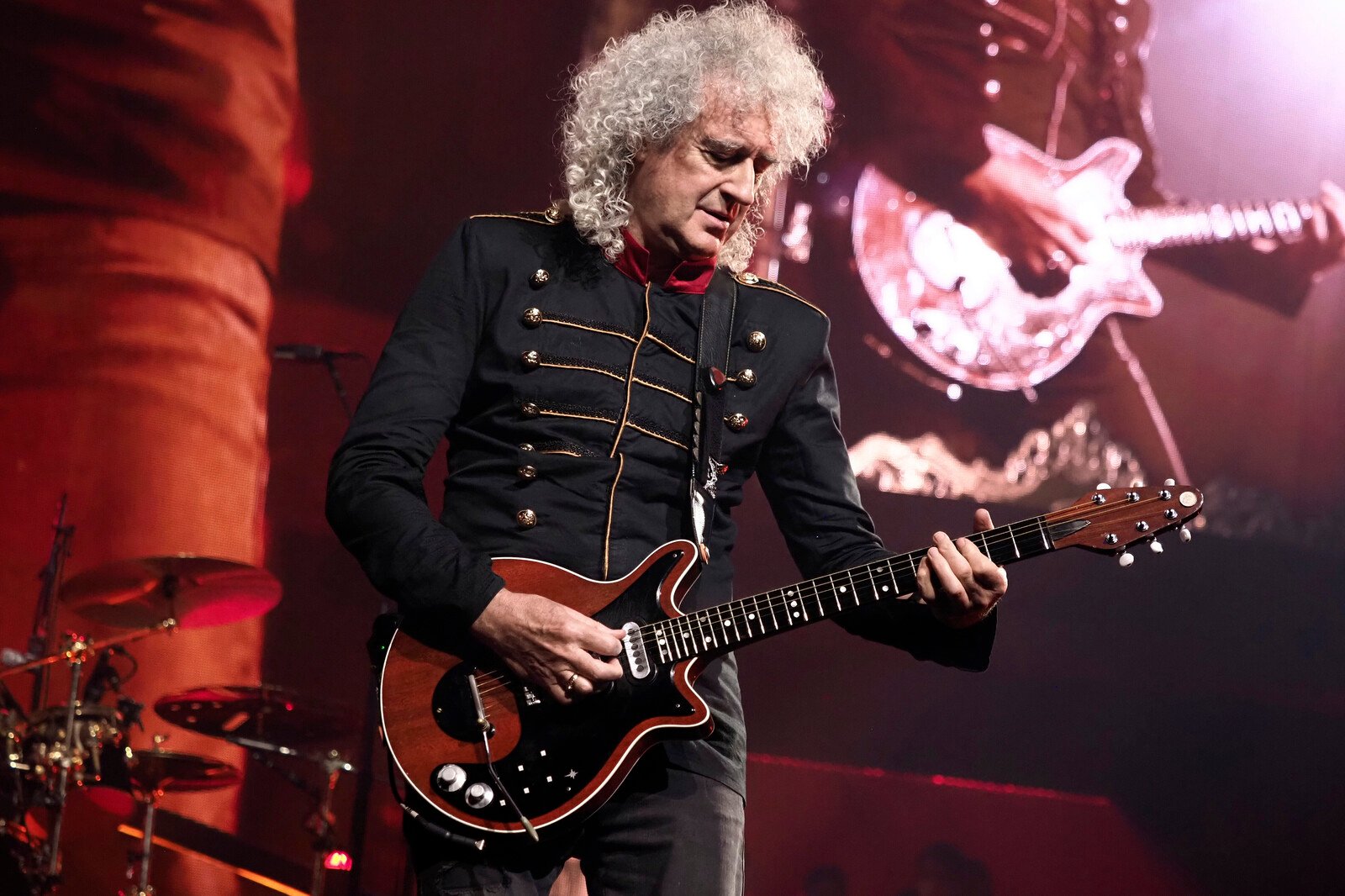 Brian May Honors Late Bohemian