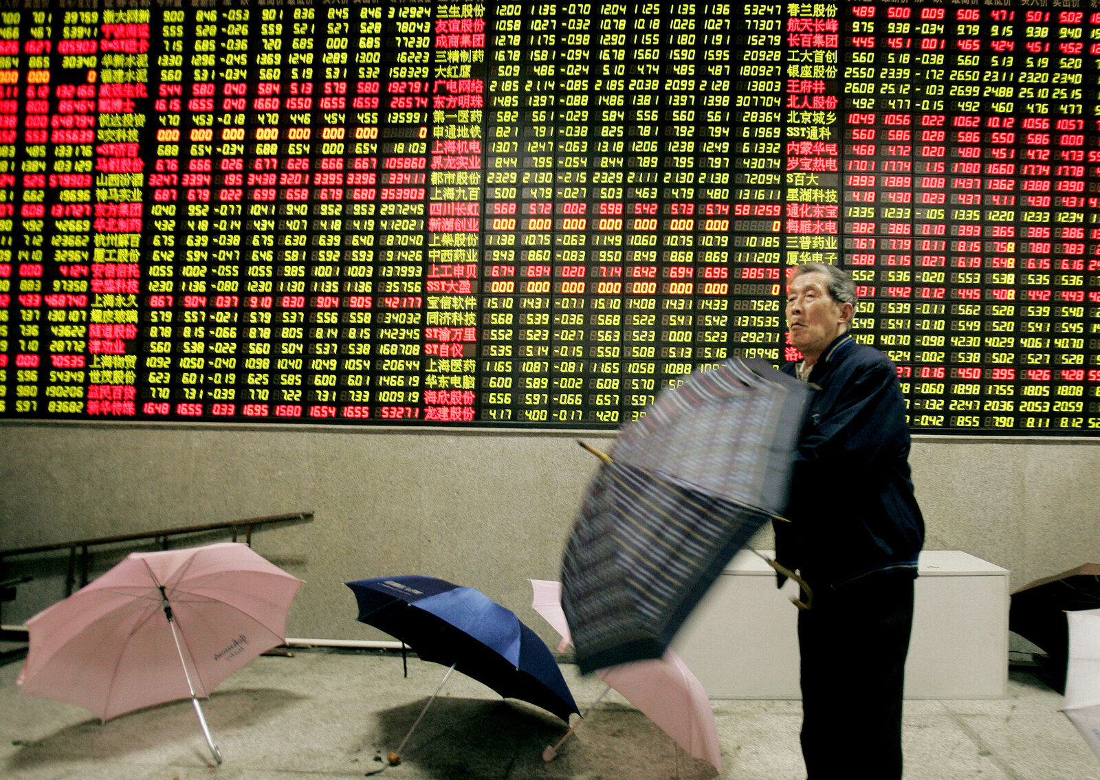 Asian Markets Dip as US-China Trade Tensions Persist