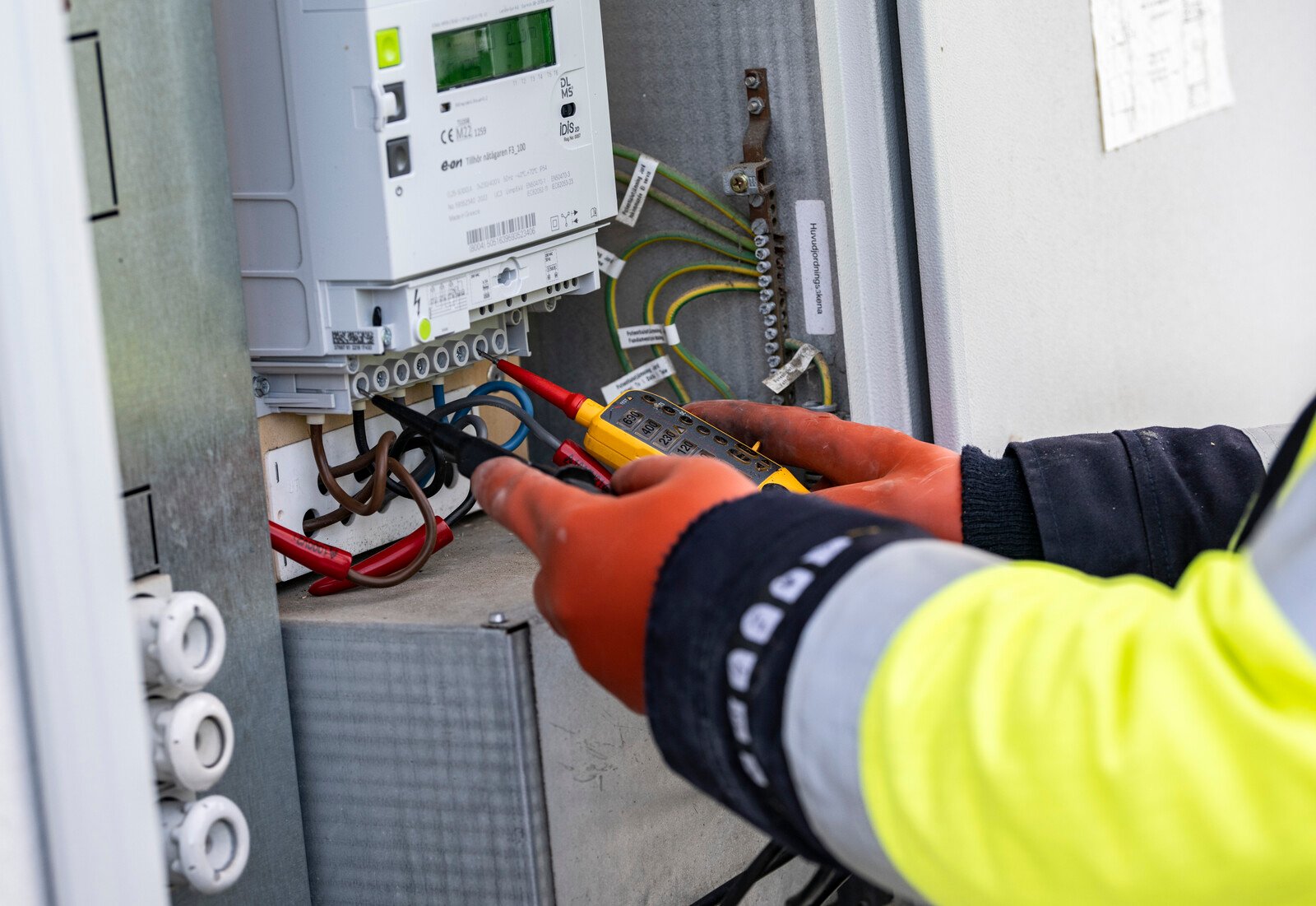Electricians Secure New Deal with Pay Raises and Shorter Hours