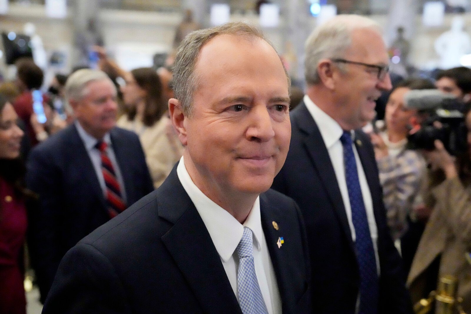 Senators Call for Probe into Trump's Stock Remarks Before Tariff Pause