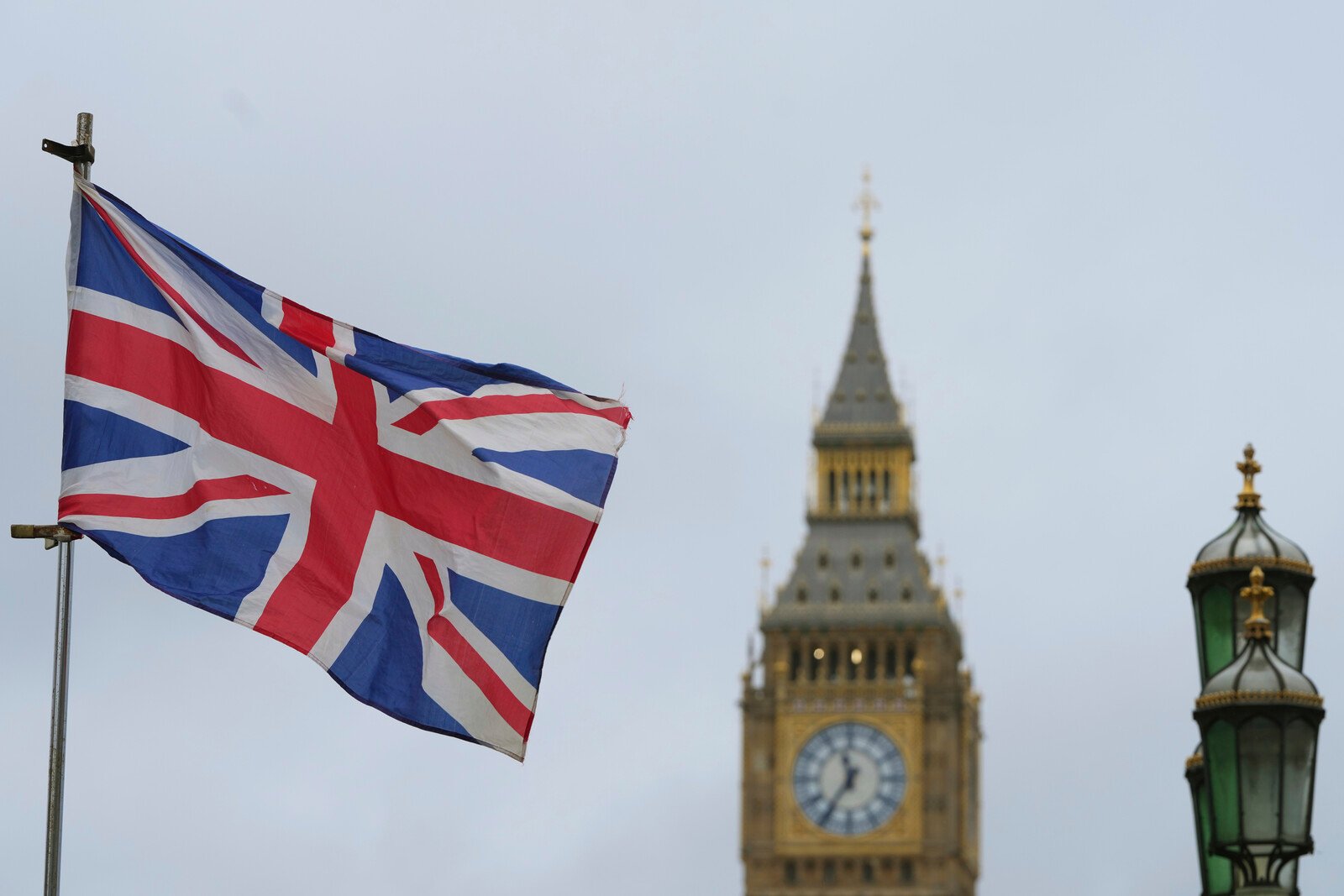 UK Inflation Drops to 2.8 Percent, Surprising Analysts