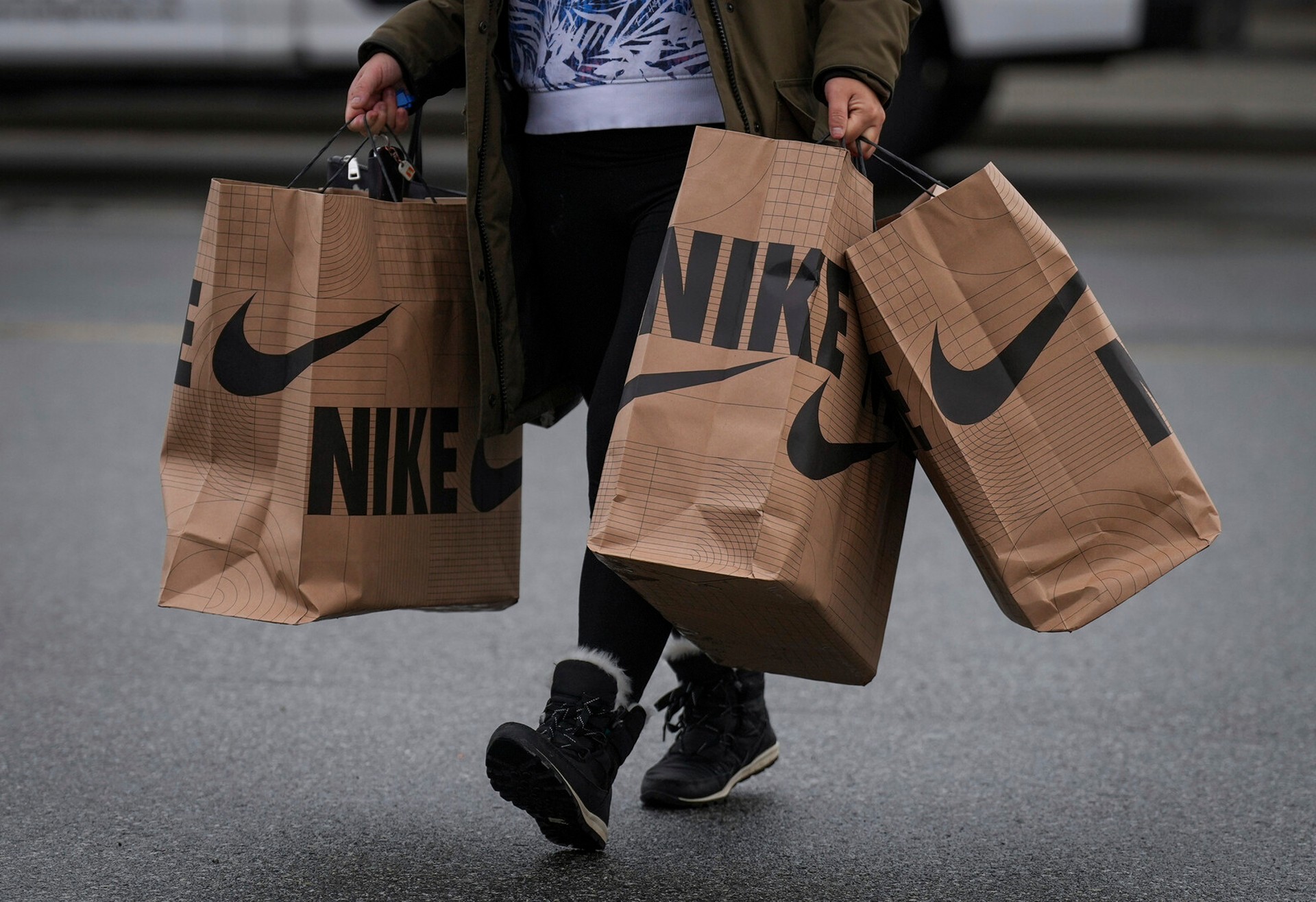 Nike Shares Dip 5.5% Amid Sales Concerns on NYSE