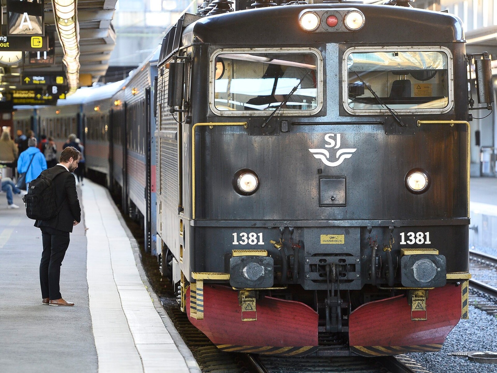 Train Service Halted Between Nyköping and Vagnhärad After Power Line Hit