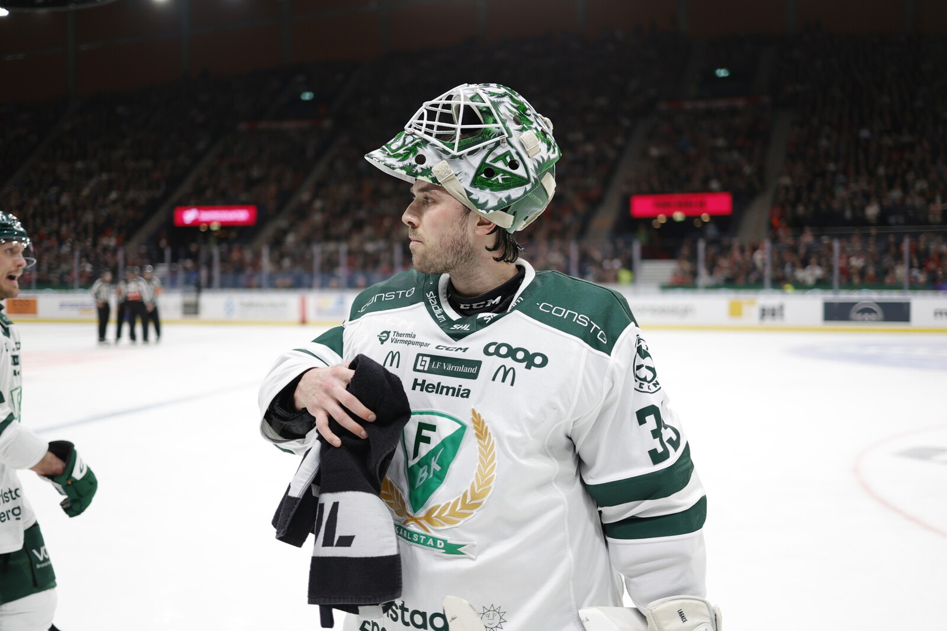 Färjestad Triumphs 6-2 in Quarterfinal with Backup Goalie Lindbäck