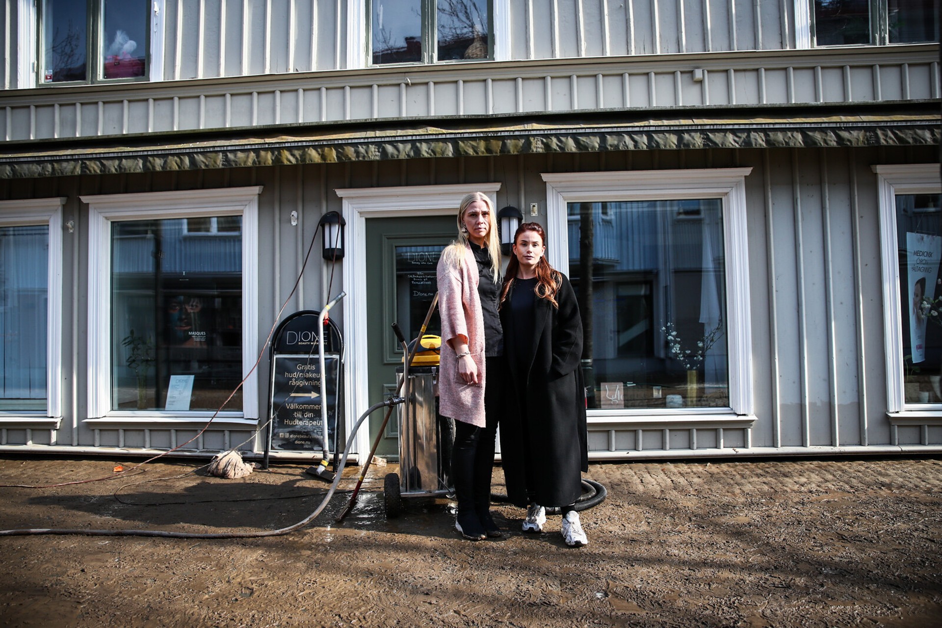 Flooding Hits Jönköping Beauty Salon as Water Surges to Knee Level