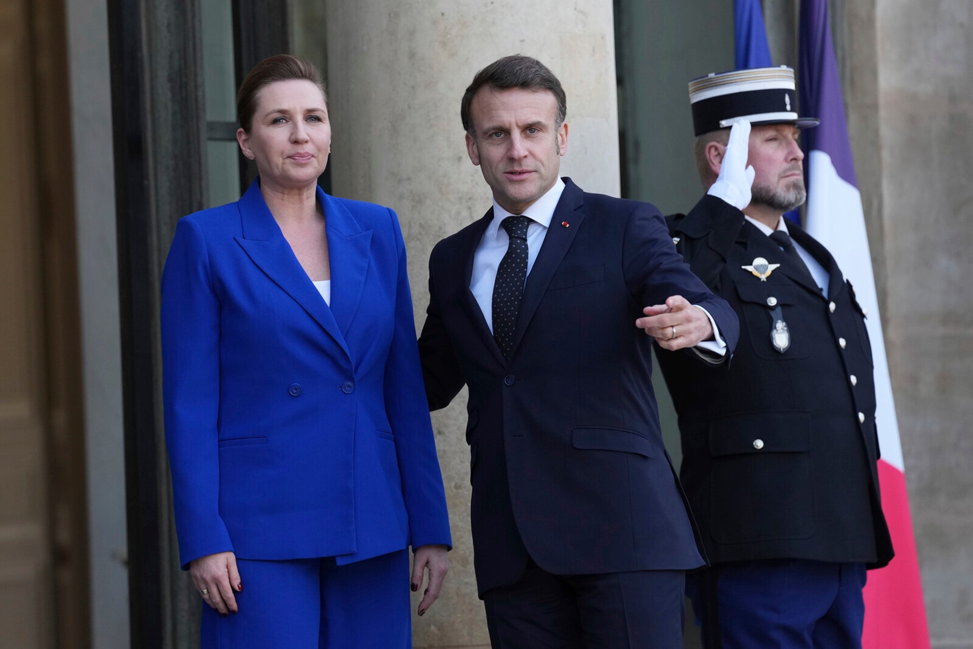 Macron hosts meeting on "existential threat"