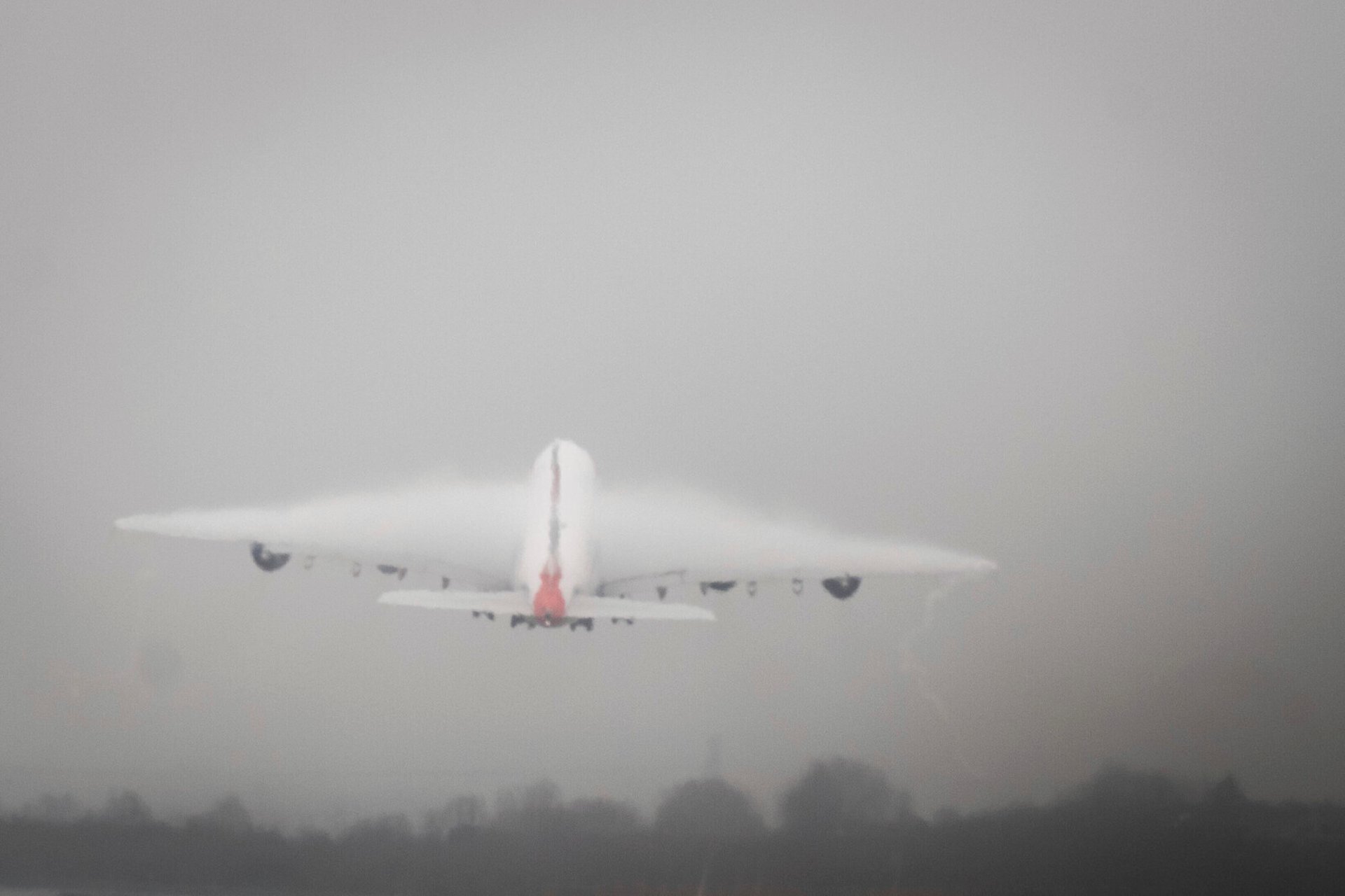 Dense fog disrupts air traffic