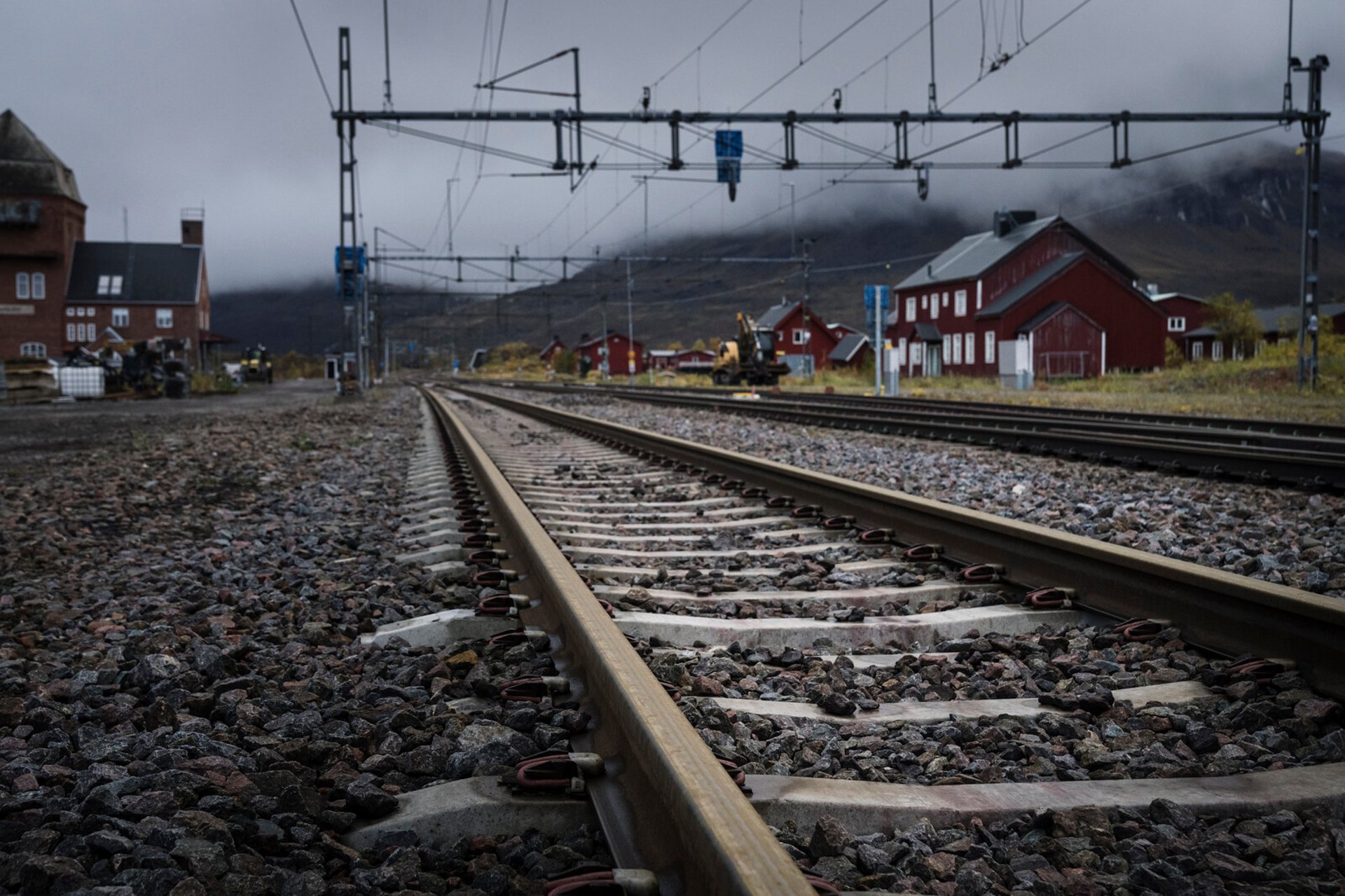 Hole in snow protection behind derailment on Malmbanan