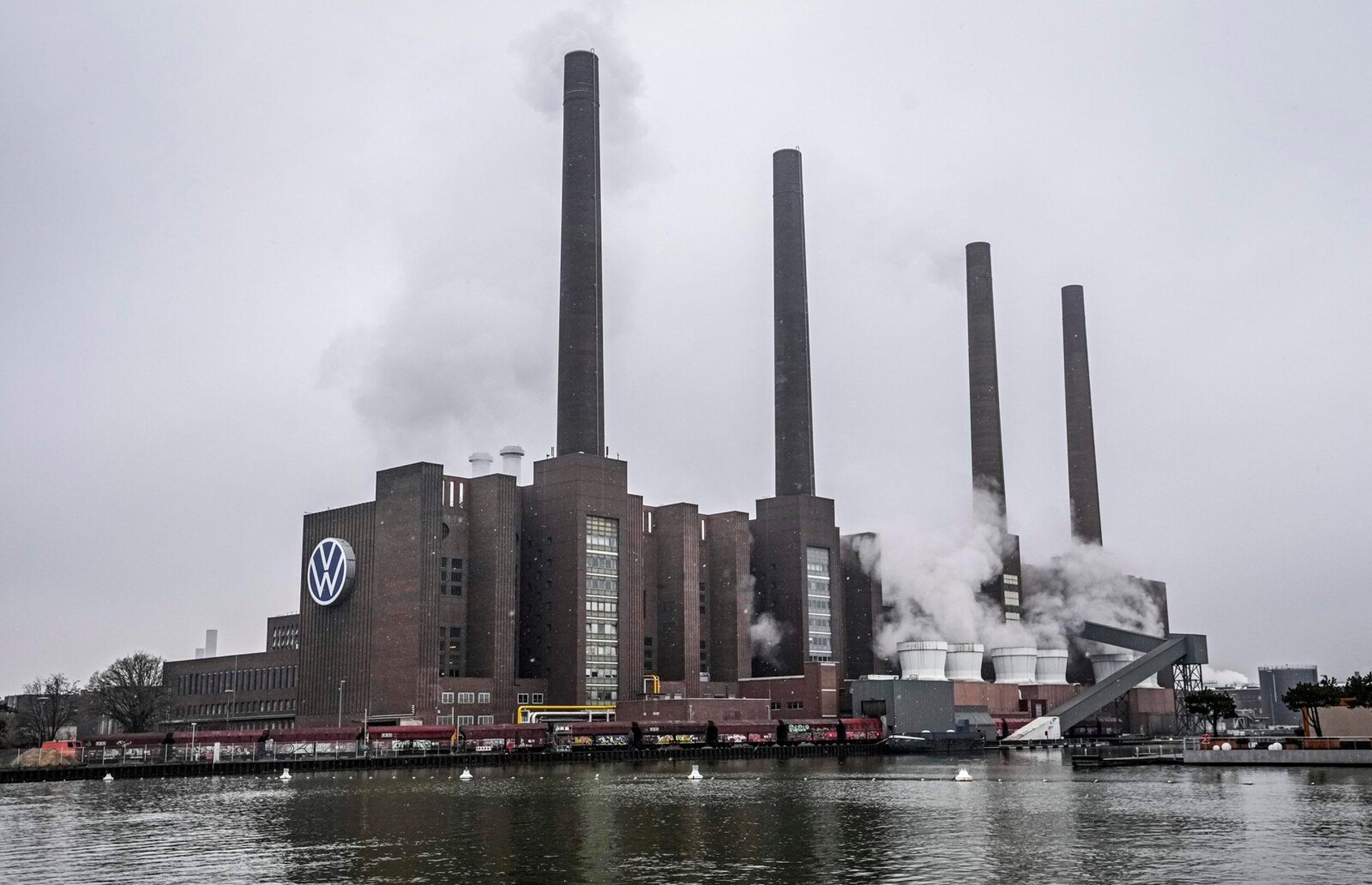 Volkswagen wants to cut wages by ten percent