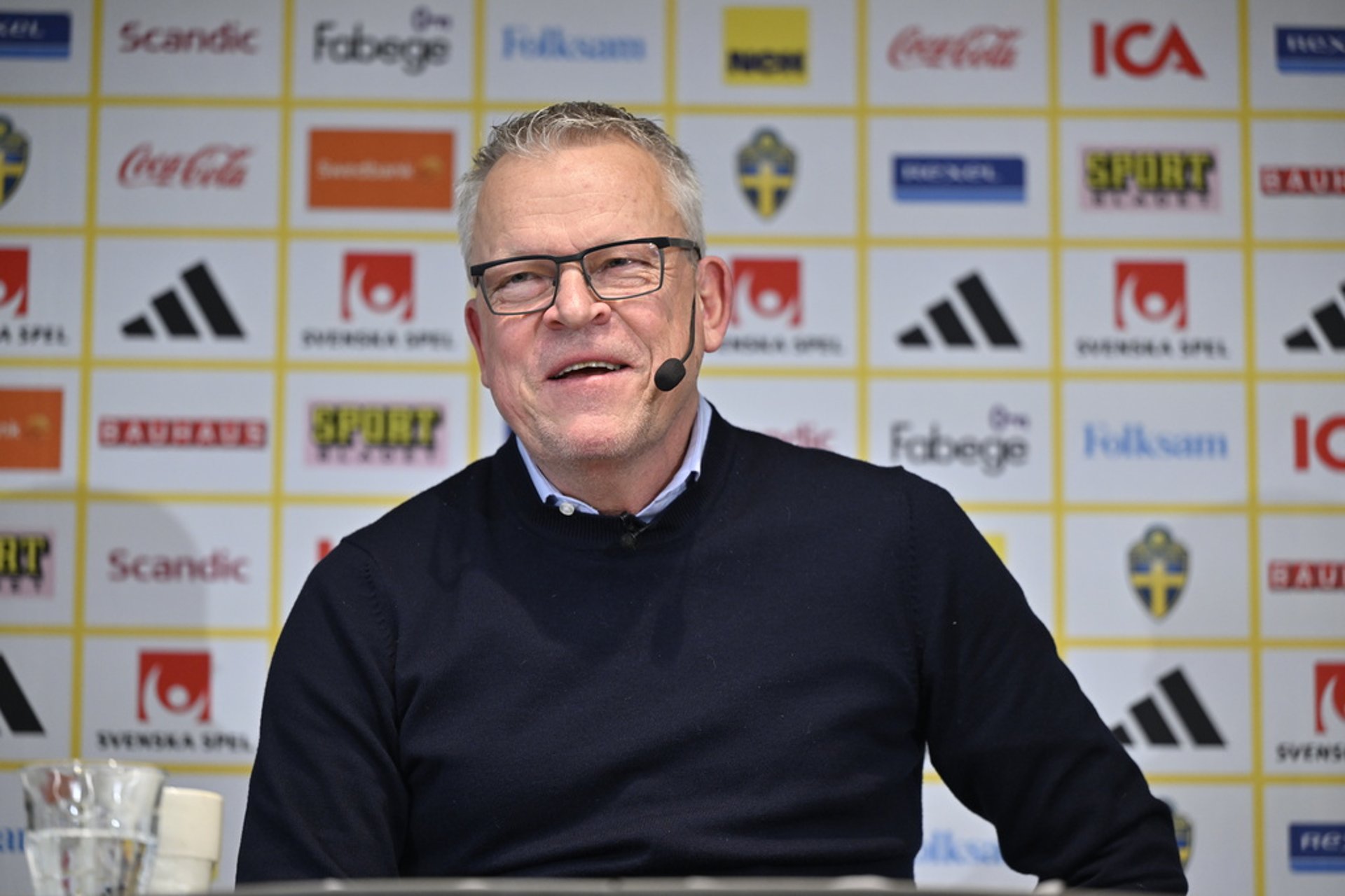 Janne Andersson receives a medal from the king